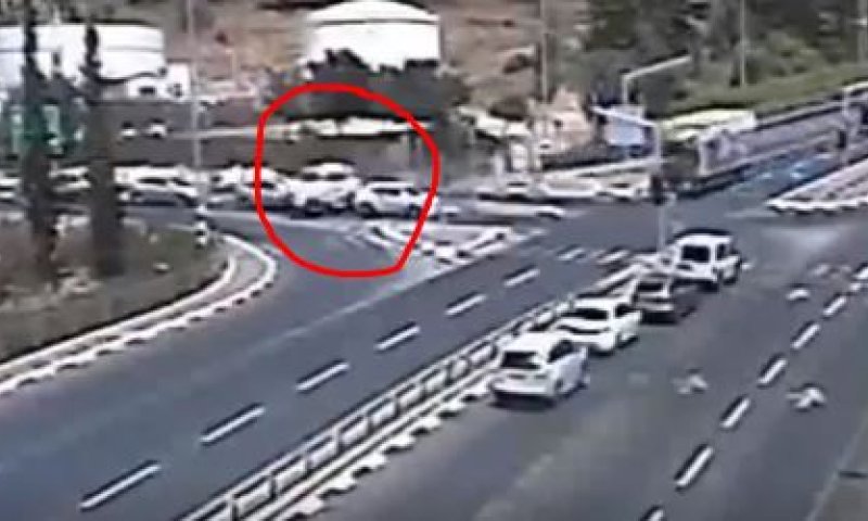 תיעוד דרמטי: סטה מהנתיב, ריחף מעל מכוניות והתהפך