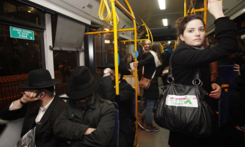 שו"ת סמס: חרדי אומר לאשתי לעבור אחורה, מה לעשות?