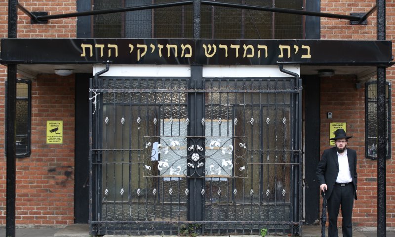 בריטניה: נער תכנן להצית בתי כנסת &ndash; ונידון למאסר