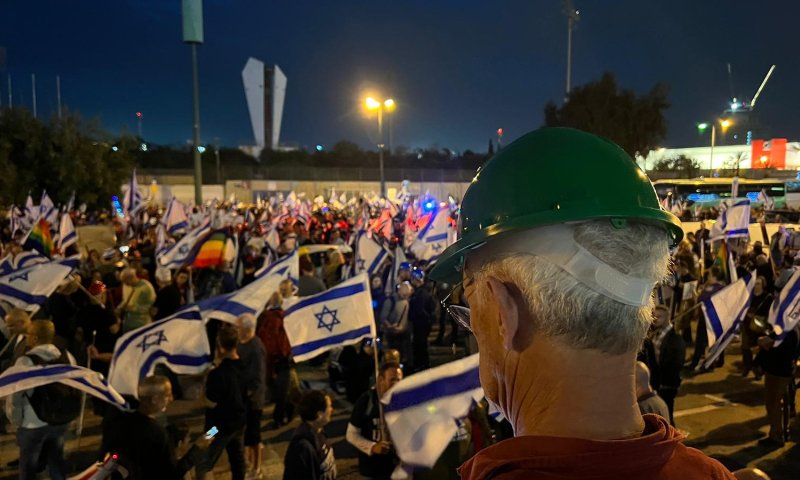 מאות מפגינים מתאספים בקניון איילון לקראת הצעדה