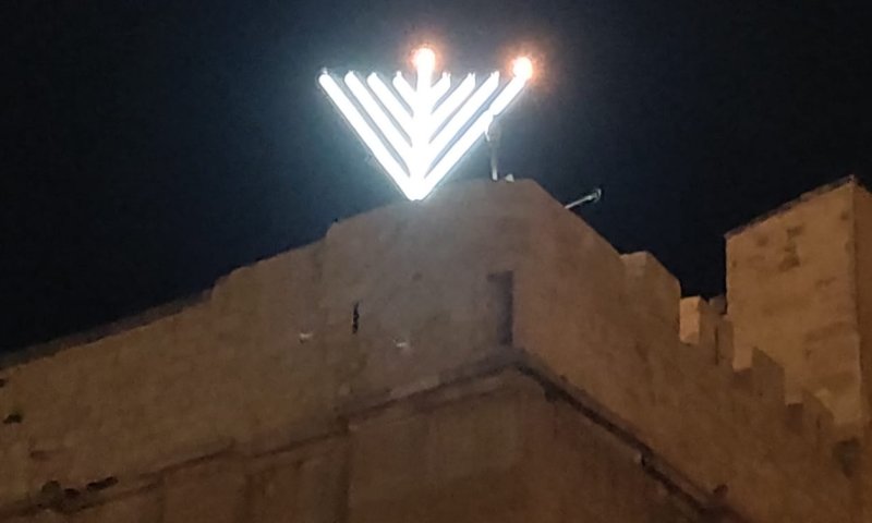 אור גדול: חנוכיית ענק הוצבה בגג מערת המכפלה