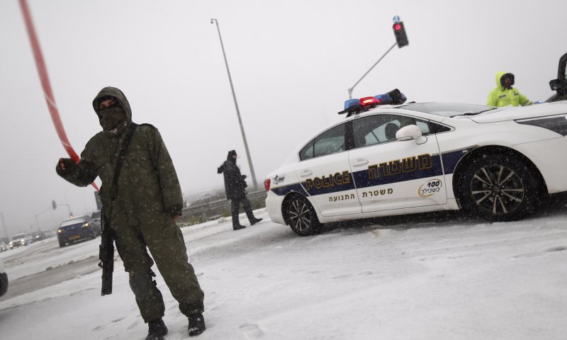 שלג החל לרדת בירושלים: הכבישים בעיר נחסמו