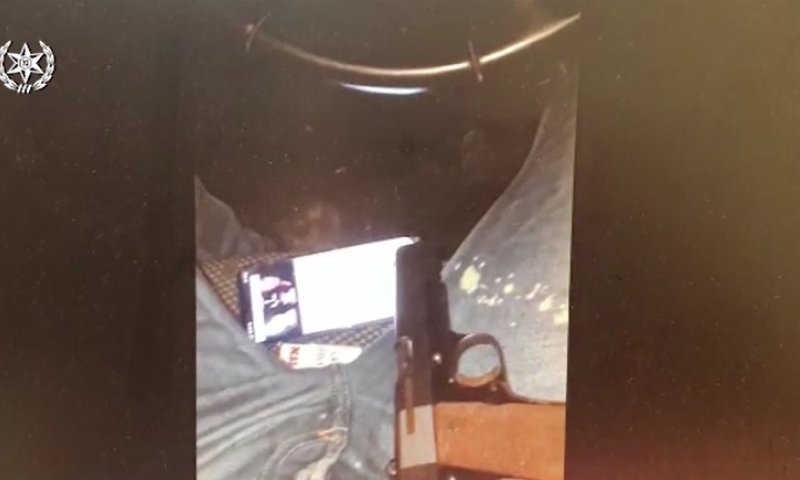 צפו: סרטון של אקדח על הברכיים הוביל לכתב אישום