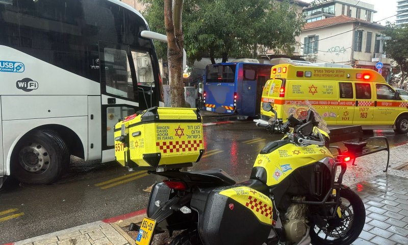ת"א: הולכת רגל נפגעה מאוטובוס, מצבה קשה