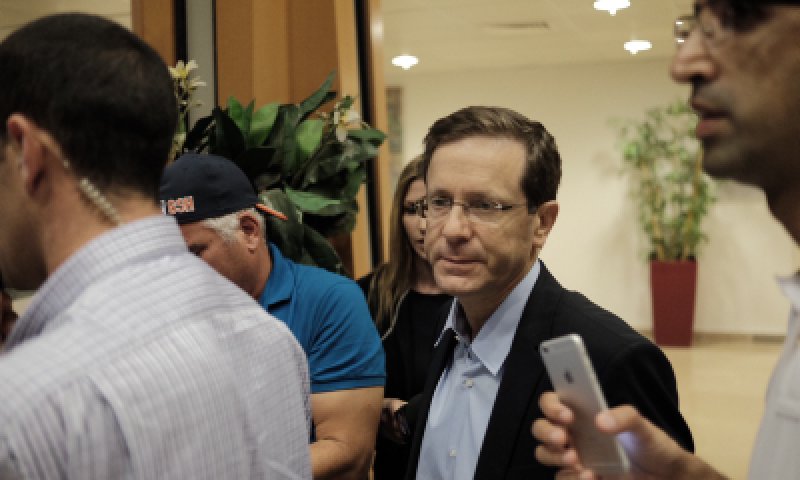 הרצוג: הייתי בתפילה; נאלצתי לחלל את החג