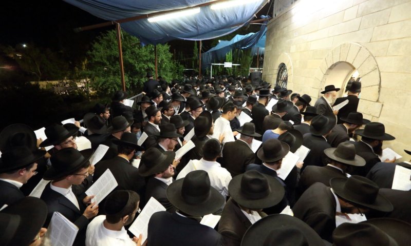 ט"ו באב של אהבה וישועה: המוני רווקים ורווקות במעמד התפילה המסוגל שע"י "רינה של תורה" בחצות ליל בעמוקה