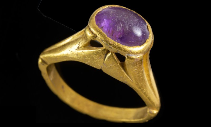 טבעת זהב עם אבן אחלמה התגלתה בחפירות ביבנה