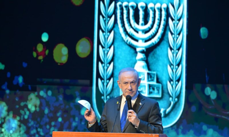 נתניהו הדליק נר עם משפחת גואילי והתחייב: "נחזיר את רני"