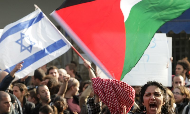 בלי לפחד כלל: יהודי אחד מול עשרות מפגינים מוסלמים