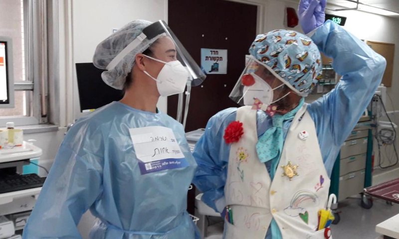 צחוק בצד: הליצנים הרפואיים במחלקות הקורונה