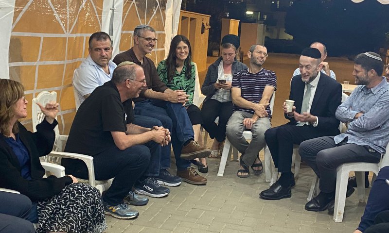 מחלוקות בצד: סמוטריץ' הגיע לנחם את ניר אורבך