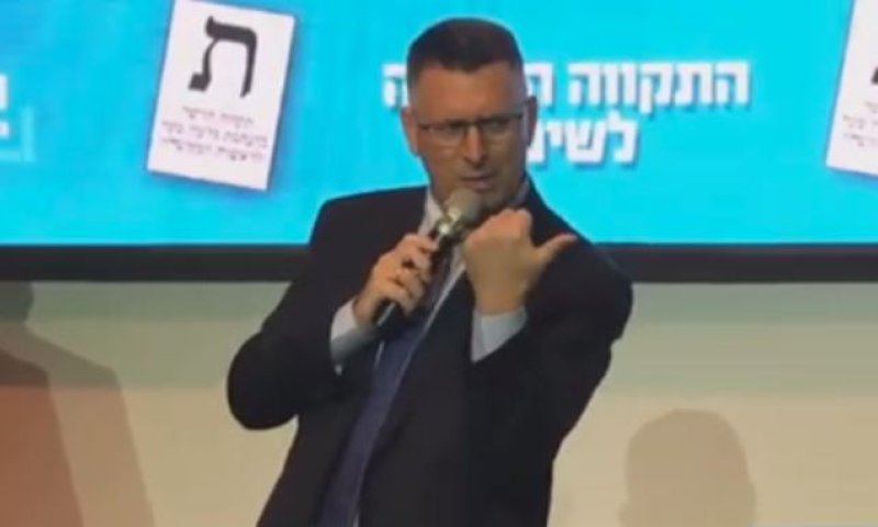 צפו: גדעון סער עולב בעיתונאי 'ישראל היום'