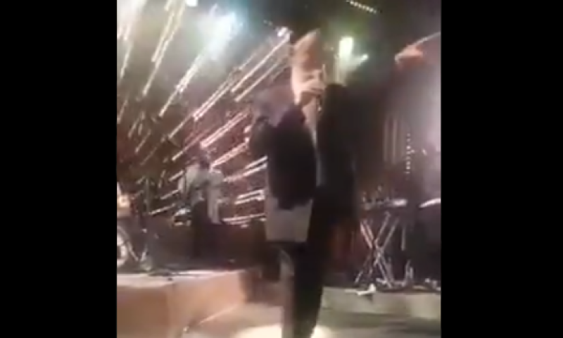 צפו: גדול הזמר החסידי עזב הופעה בגלל סיגריה