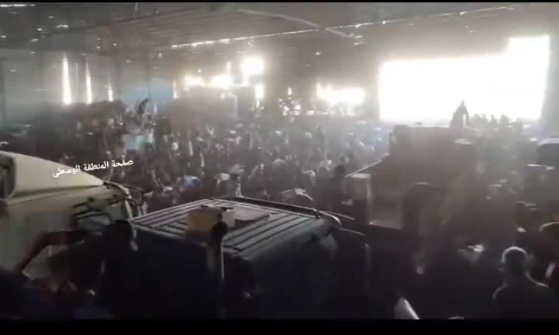 מתפרק כמו אסד: המון עזתי בזז את מחסני הקמח של חמאס