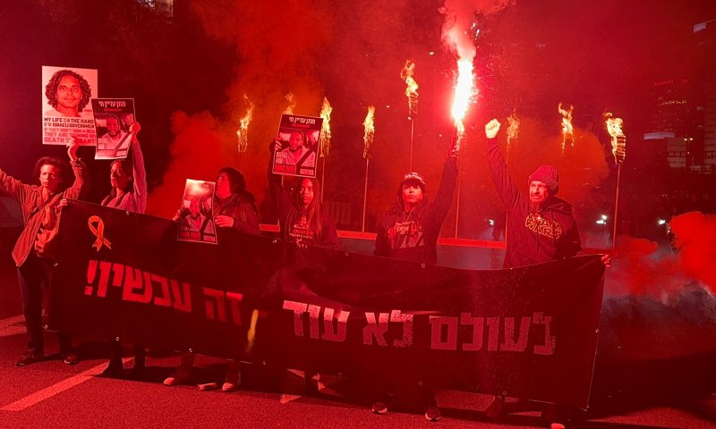 עם חנוכיית ענק: משפחות חטופים חוסמות את איילון דרום