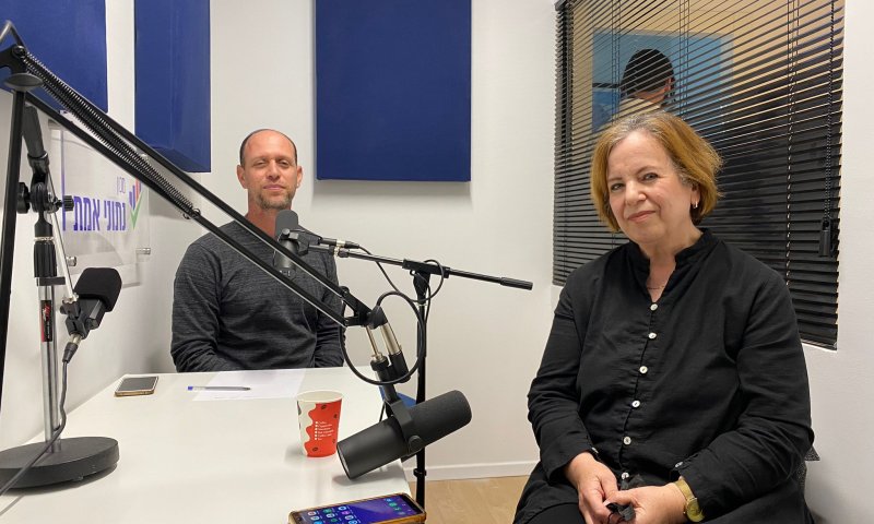 על ספרות ופוליטיקה: צוללים עם אמונה אלון