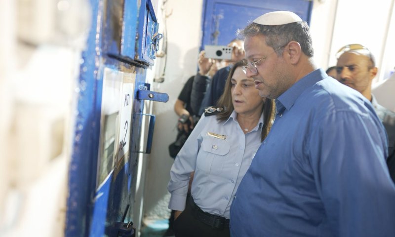 בן דודה של חטופה נגד בן גביר: מעמיד אותה בסכנה