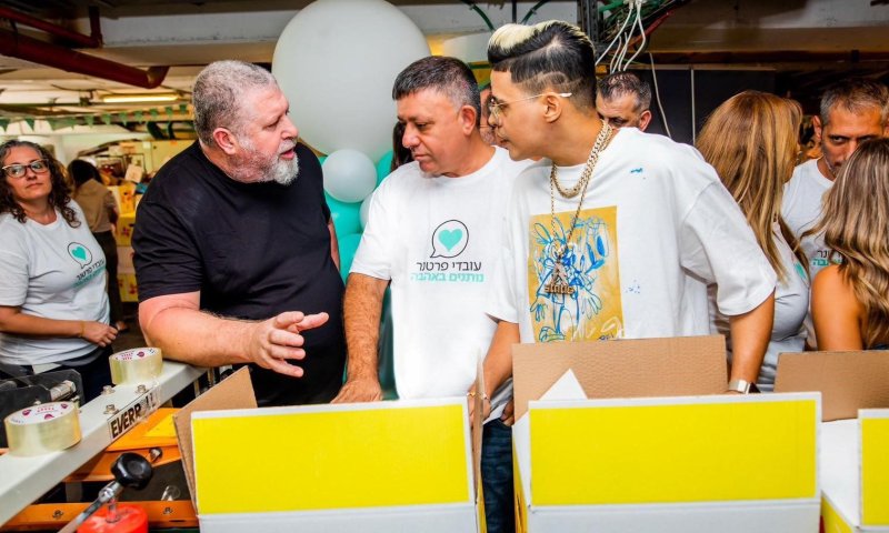 סטטיק באריזת ארוחות חג למשפחות מעוטות יכולת