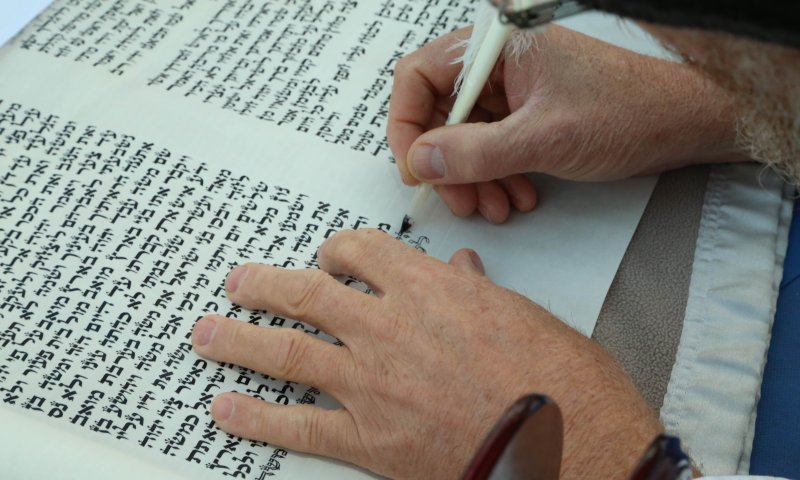 בקריאת עשרת הדיברות, עומדים או יושבים?