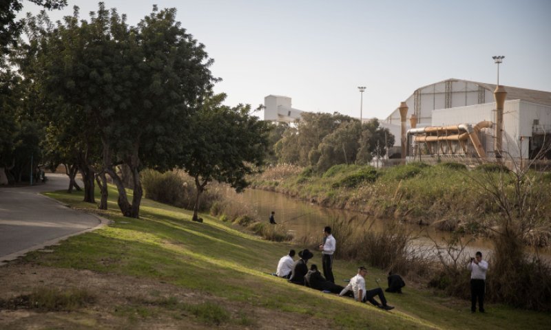 אישה נמצאה מחוסרת הכרה בגינה ציבורית, מצבה אנוש