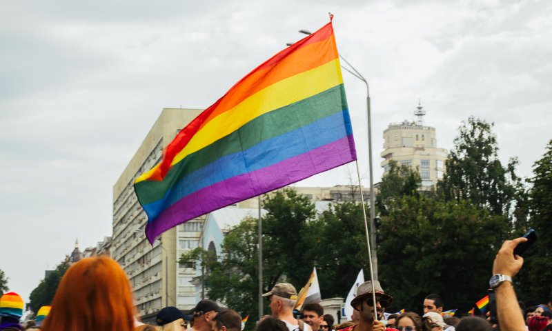 סקר באפרת: האם אתם בעד הנפת דגל להט"ב במועצה?