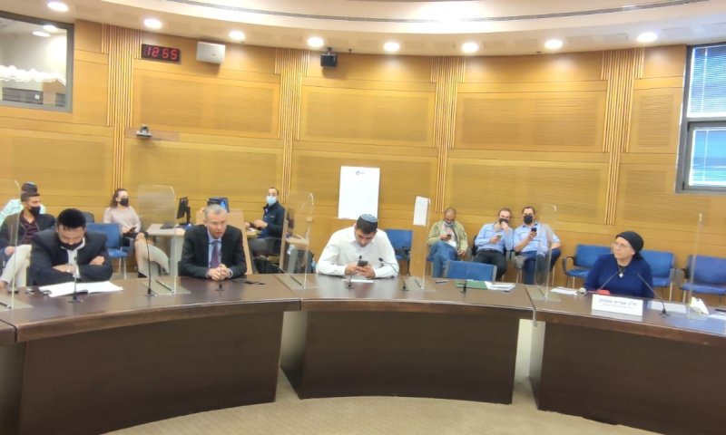 "דורשים פרוייקטור לניהול המערכה על שטחי C"