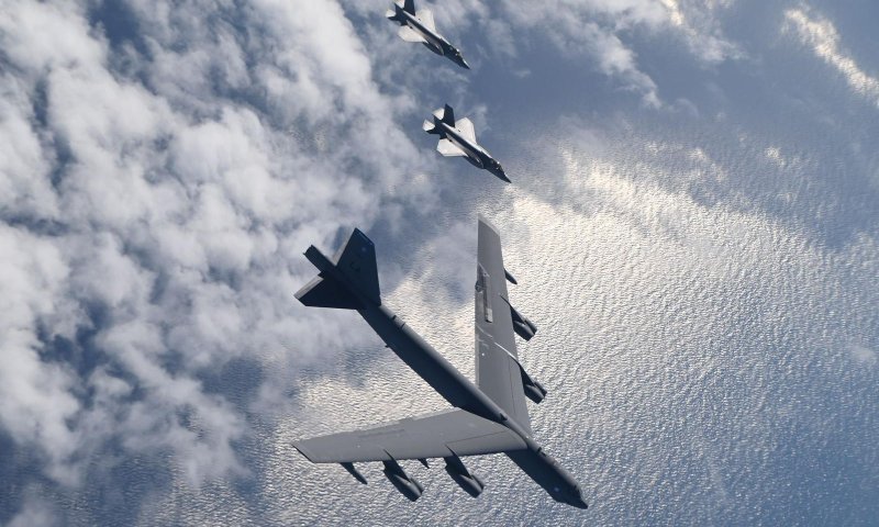 מטוסים ישראלים מלווים מפציצים אמריקאים | צפו