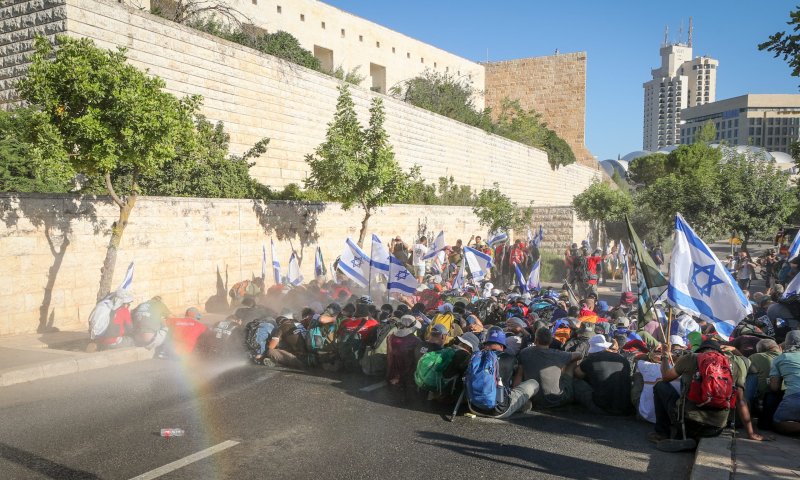 לפני ההצבעה: מפגינים חסמו את הגישה לכנסת