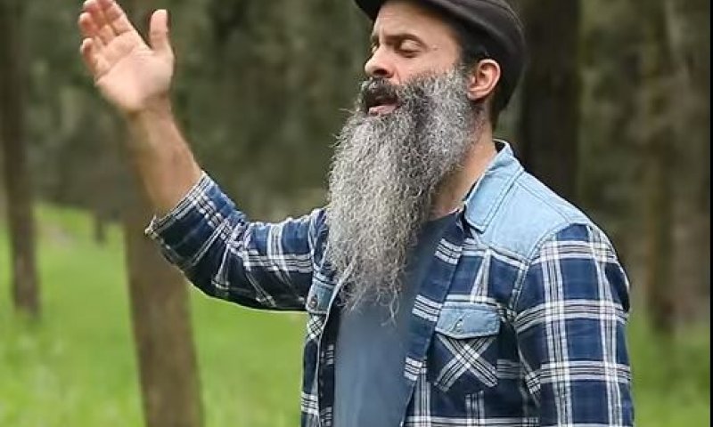 צפו: הנני בידך של אברהם פריד בגרסה העברית