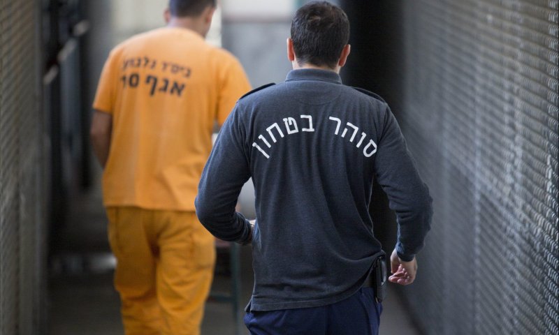 בכיר בשב"ס הוצא לחופשה בגין תלונות על הטרדה