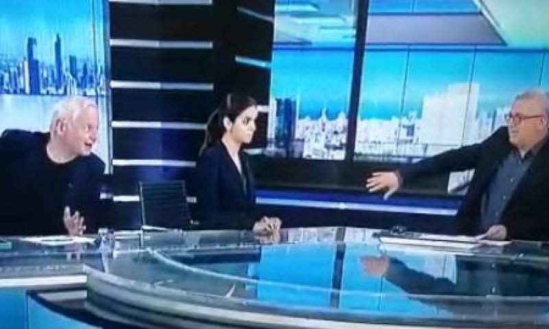 בושה &bull; בשידור חי: המגיש והפרשן לועגים לנתניהו. צפו
