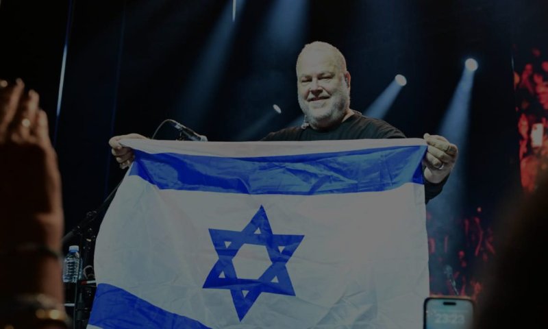 על אותה אדמה שממנה גורשה משפחתו: פוליקר שר עטוף בדגל ישראל