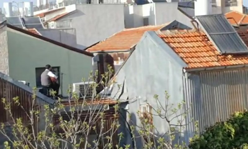 צפו: משפחת רזאל בקבלת שבת מהגג בנחלאות