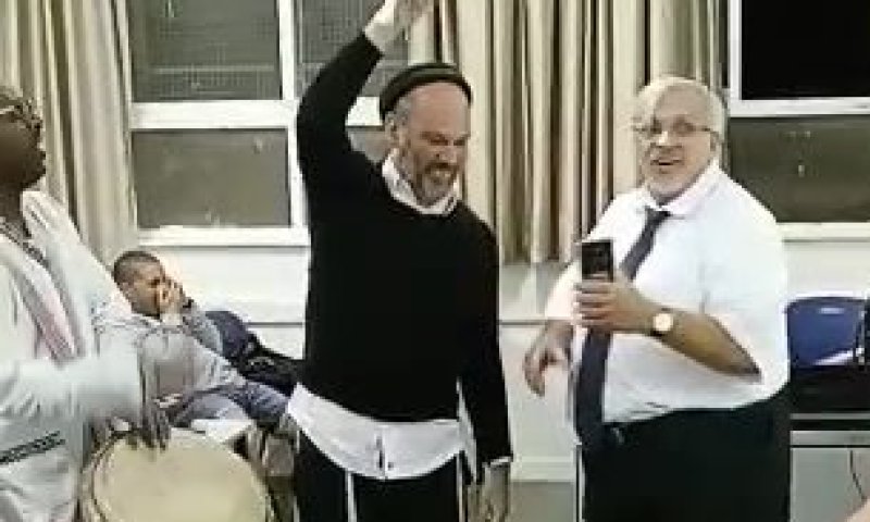 צפו: יונתן רזאל עושה חגיגה בקורס רענון נהיגה