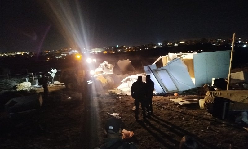 במהלך הלילה: משפחה פונתה מגבעה בהר חברון | צפו בהרס