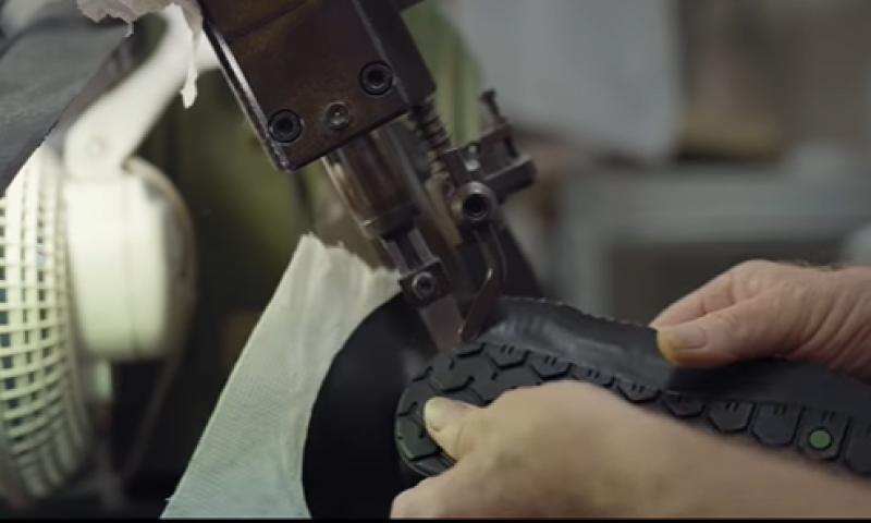 צפו: כך מייצרים את הסנדל הפופולרי במגזר