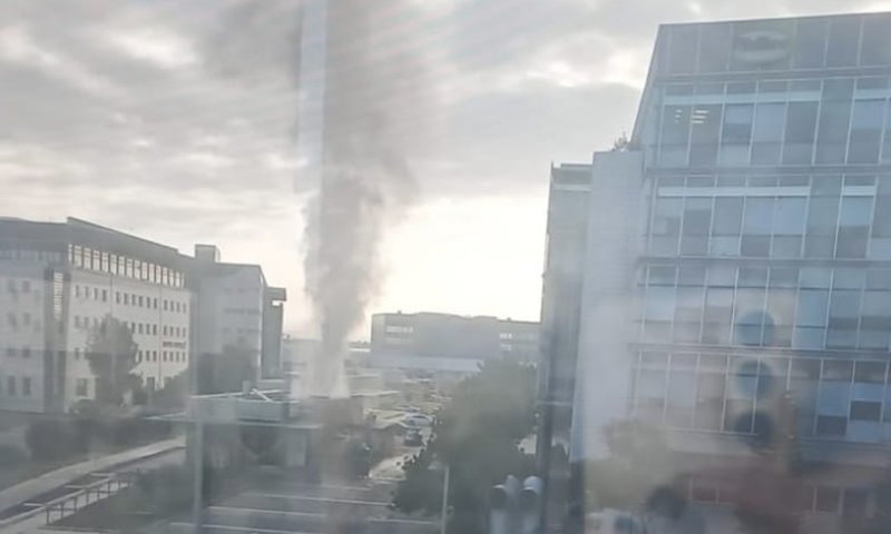 פטריית עשן שחורה: שריפה במסעדה בקריית התעופה