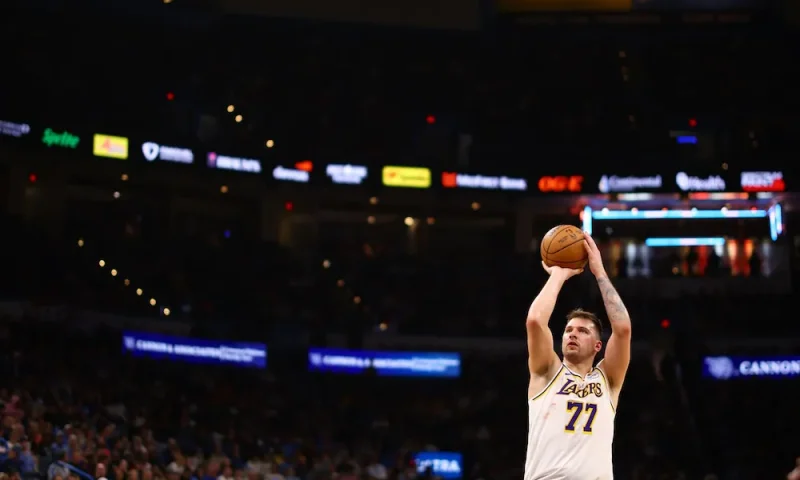 לברון ג'יימס והלייקרס חטפו תבוסה ביתית, הניקס עם ניצחון