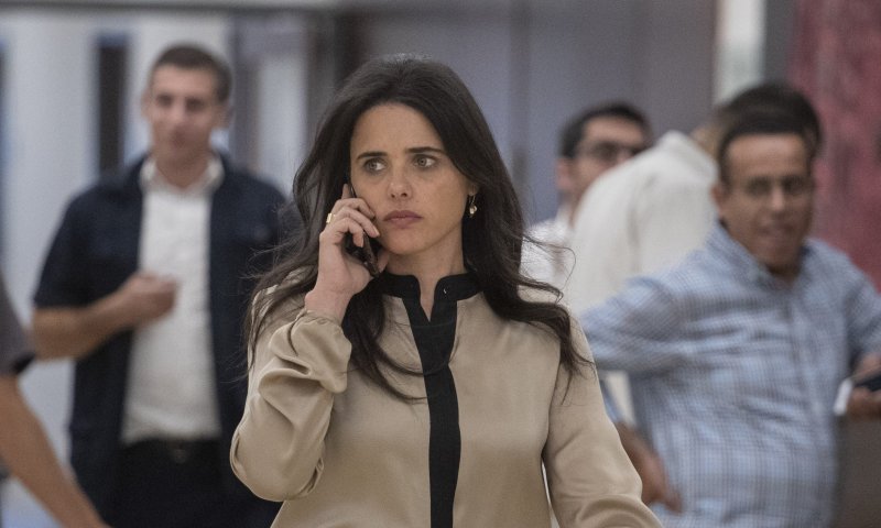 חוג בית בווצאפ? כך שקד מנהלת קמפיין דרך הנייד