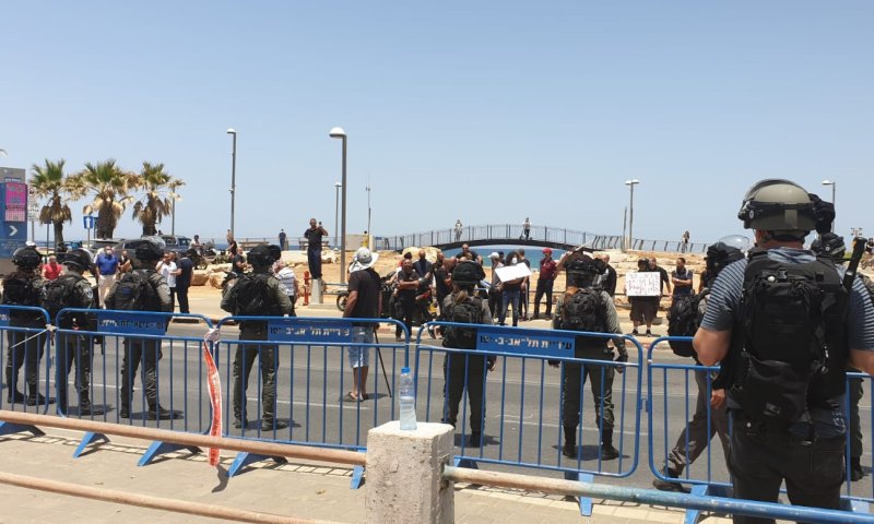 שוטרים הותקפו על ידי מפגינים באבנים וגז מדמיע