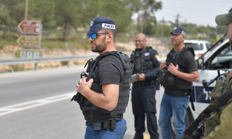 רכב נשדד בשומרון; סריקות אחרי הגנבים
