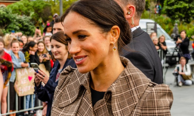 הסיפור מאחורי מייגן מרקל והעגילים ה"ספוגים בדם"