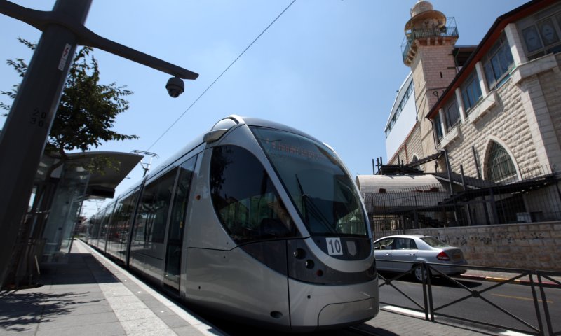 רגלו של הולך רגל נלכדה בתחנת רכבת קלה בירושלים