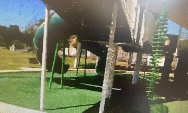 גנב רכב ברח מהשוטרים והתחבא בתוך מגלשה