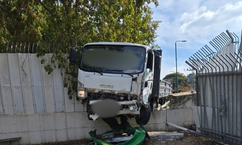 משאית התנגשה בגדר מוסד חינוכי ברמלה, הנהג נפצע קשה