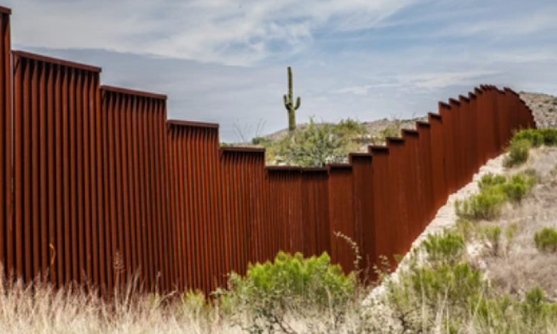 זעם בארה"ב: מסתננים יועדפו על פני אזרחים