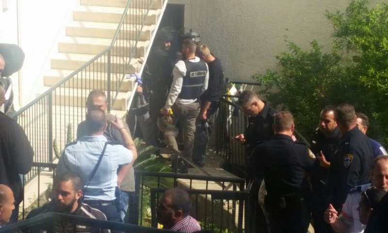 דרמה בחיפה: פצע שוטר במסור נמלט והתבצר בדירה