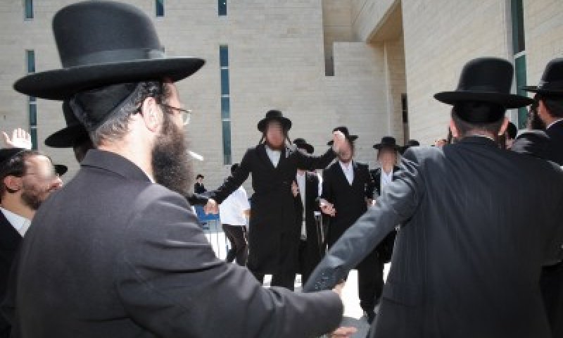 אוי ויי זמיר: חרדים רוקדים גנגאם סטייל ביידיש