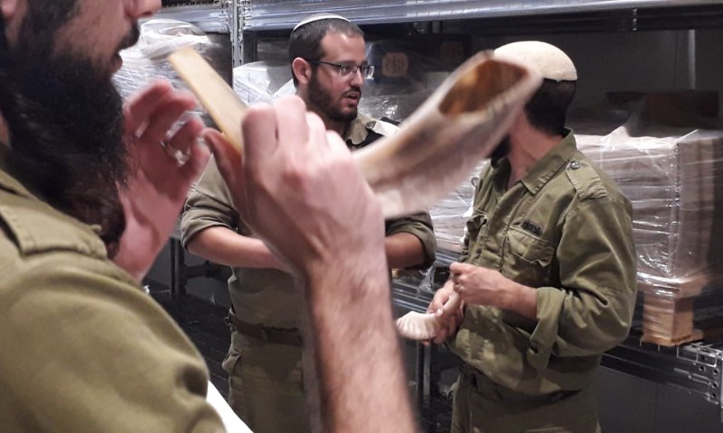 נערכים לחג: הרבנות הצבאית ערכה בדיקת תקינות לשופרות. צפו