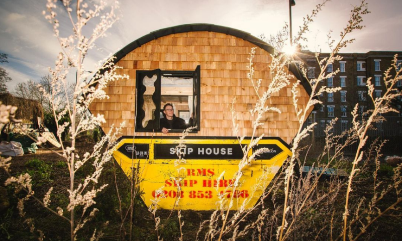 החיים בזבל: האמן הבריטי שעבר לגור בפח אשפה